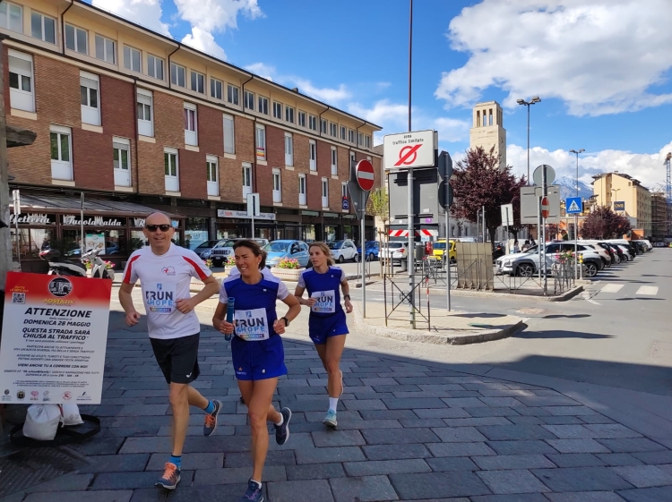 Run4Hope fa tappa in piazza Chanoux a sostegno della ricerca sul cancro Run4Hope fa tappa in piazza Chanoux a sostegno della ricerca sul cancro