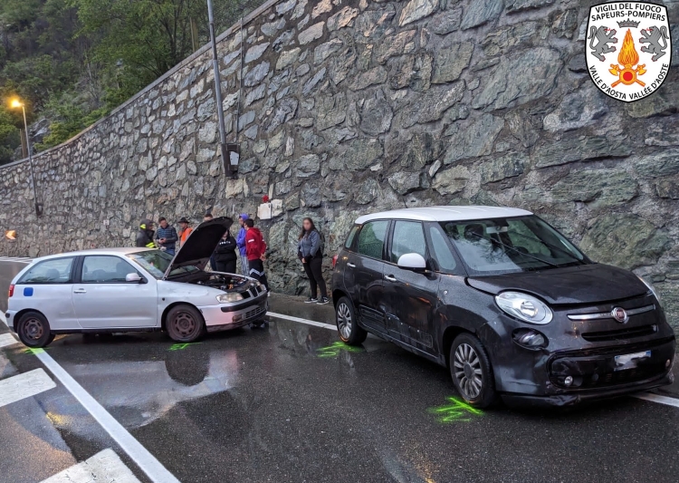 Saint-Marcel: incidente sulla statale, una donna in Pronto Soccorso