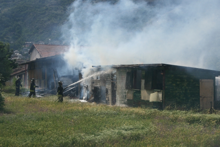 Aosta: le fiamme distruggono le baracche all’ex maneggio di Tzambarlet