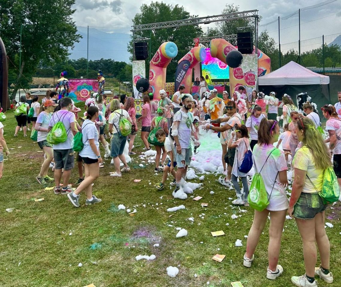 Sarre: festa a metà per la Holi Splash Run, frenata dal maltempo
