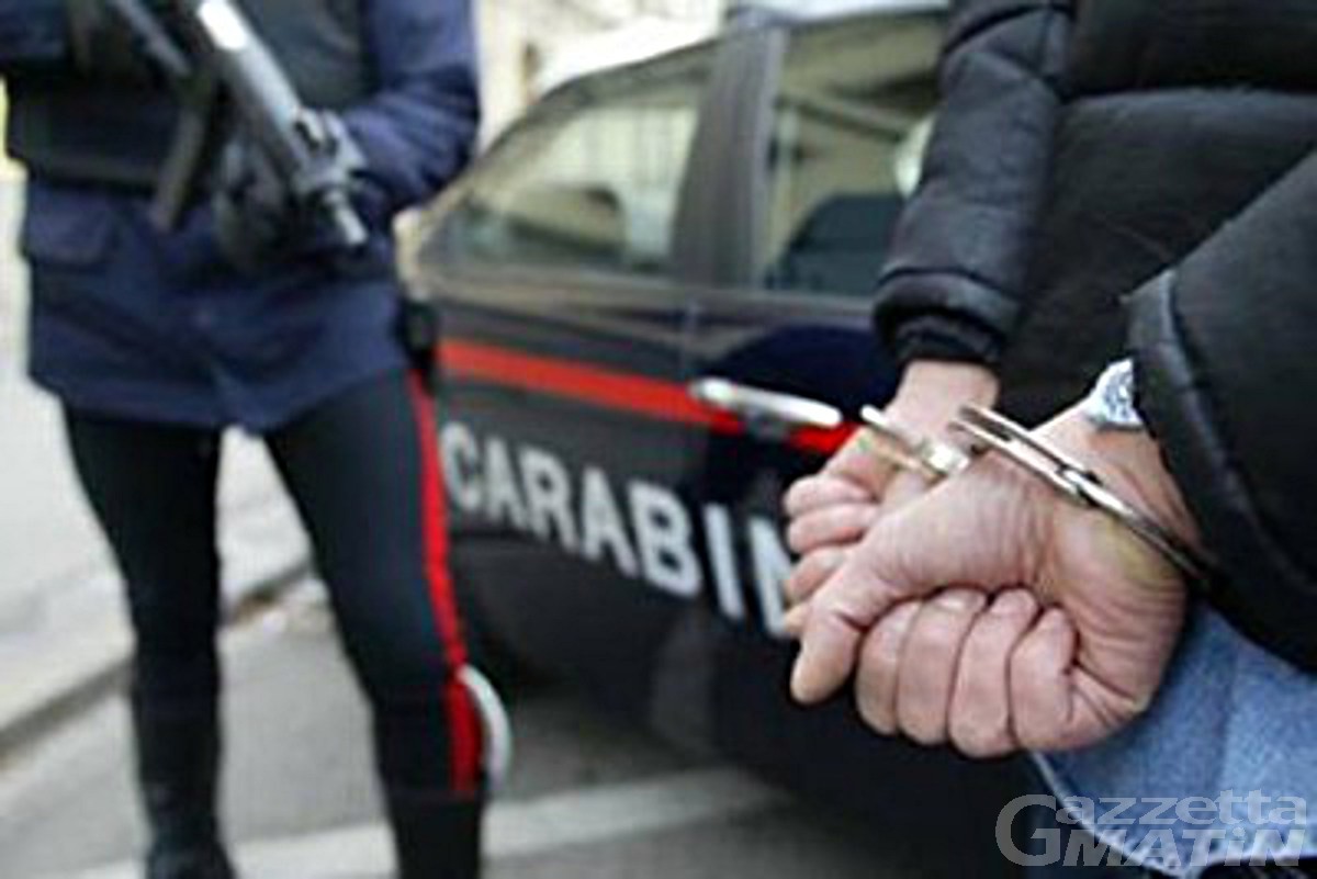 Pont-Saint-Martin, ladro scoperto nel giardino di casa: arrestato dopo collutazione con figlio dei proprietari Pont-Saint-Martin, ladro scoperto nel giardino di casa: arrestato dopo collutazione con figlio dei proprietari