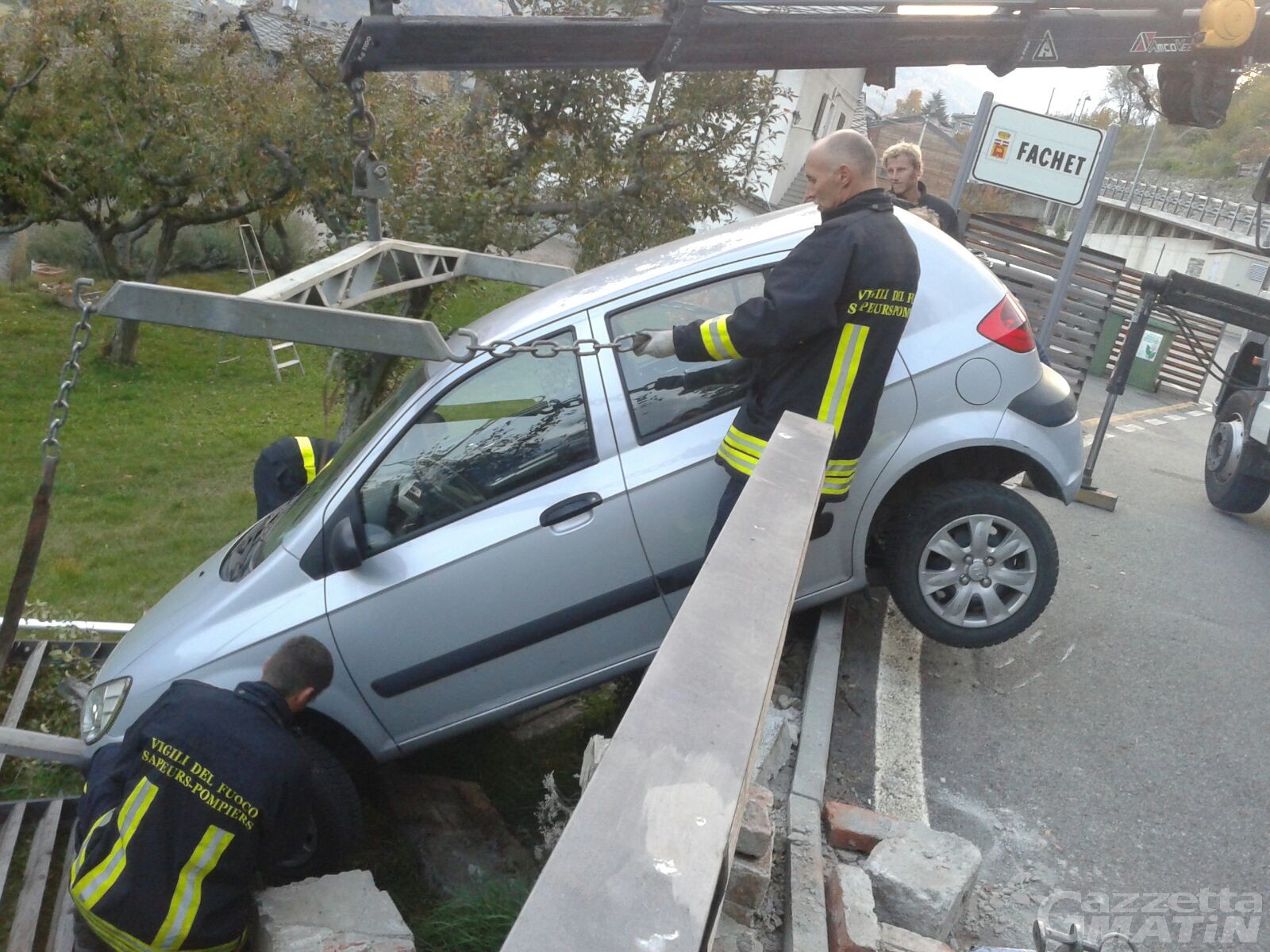 Mamma si ribalta con l’auto, figlioletta illesa Mamma si ribalta con l’auto, figlioletta illesa