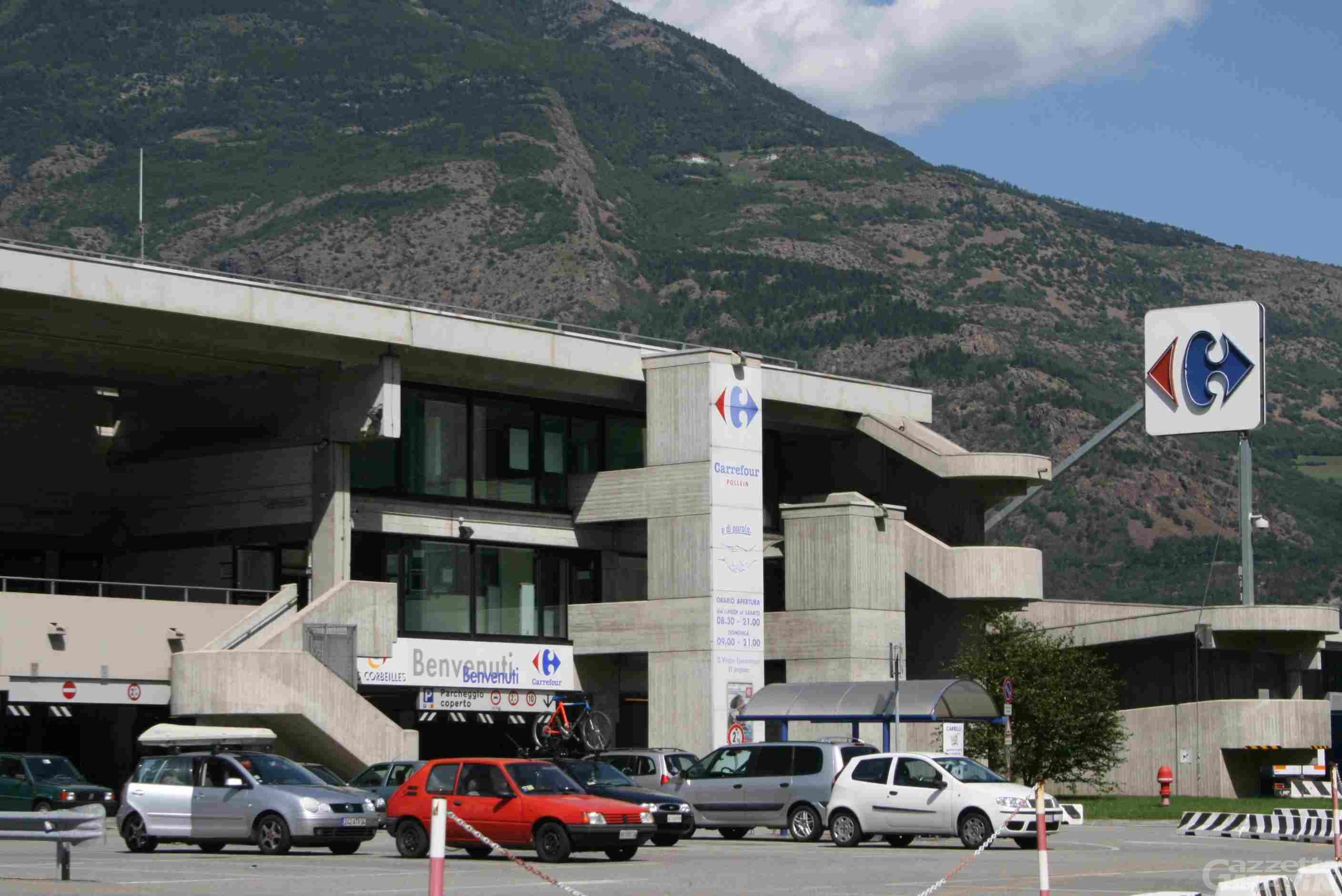 Ruba apparecchi elettronici al Carrefour, arrestato dopo aver sferrato un pugno in faccia a una guardia Ruba apparecchi elettronici al Carrefour, arrestato dopo aver sferrato un pugno in faccia a una guardia