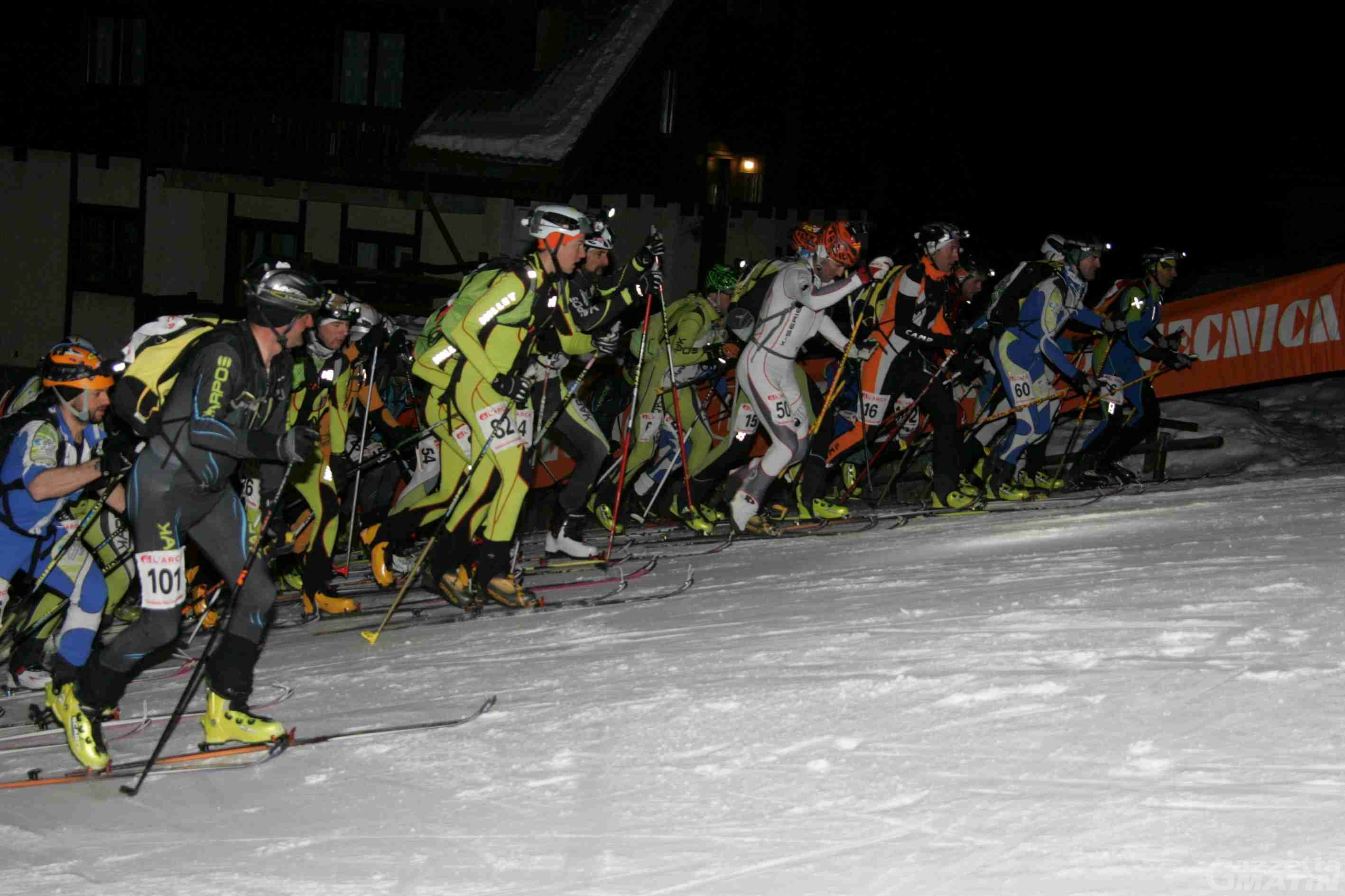Scialpinismo: attesa a Chamois per la gara notturna Scialpinismo: attesa a Chamois per la gara notturna