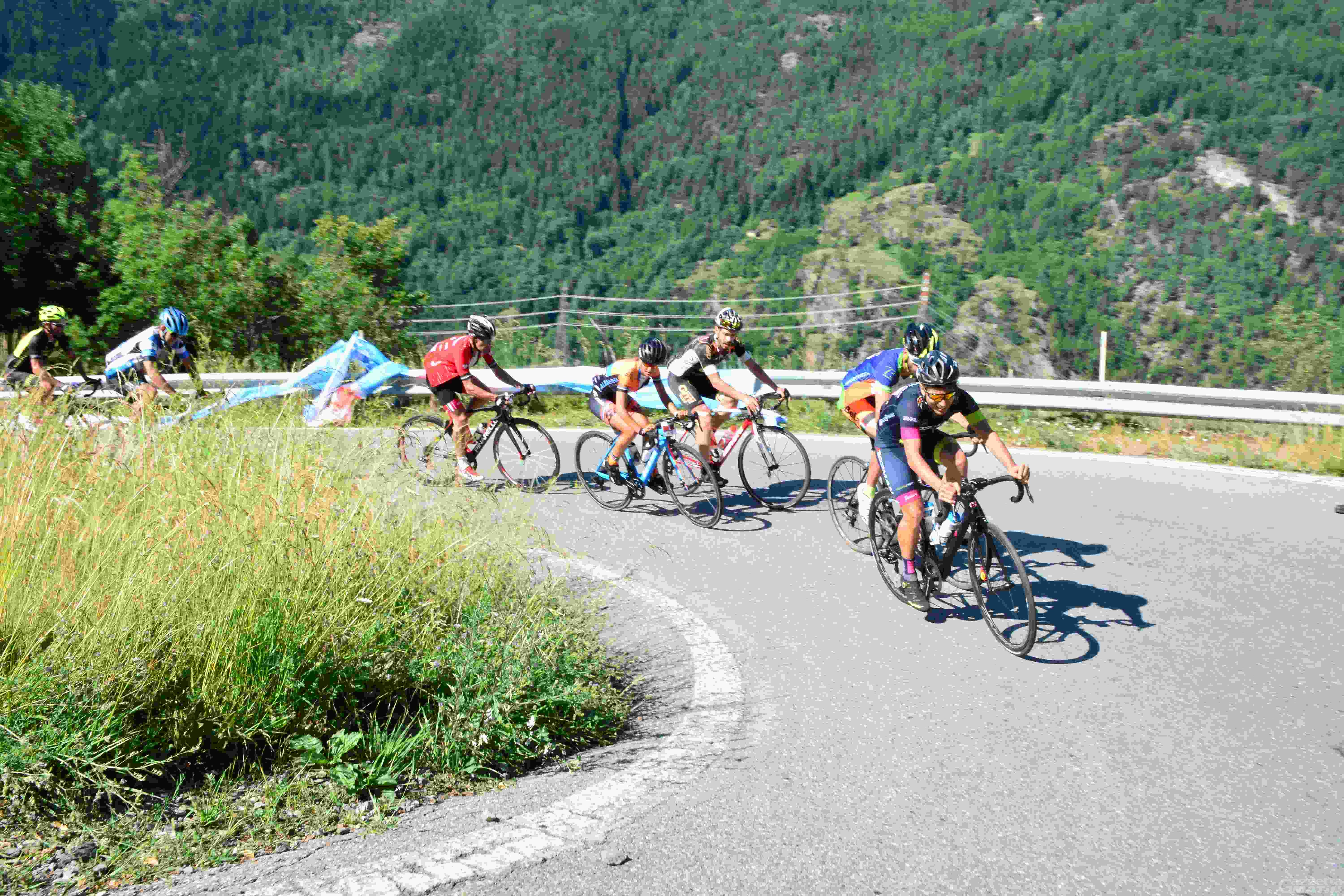 Ciclismo: Castelnovo, Ghiron e Macario vincono LaMontBlanc Ciclismo: Castelnovo, Ghiron e Macario vincono LaMontBlanc