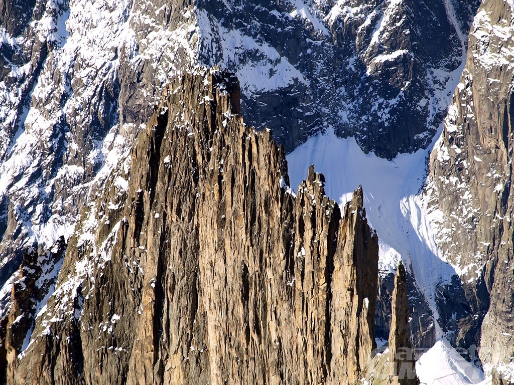 Incidente in montagna: valdostano cade dall’Aiguille de la Brenva Incidente in montagna: valdostano cade dall’Aiguille de la Brenva