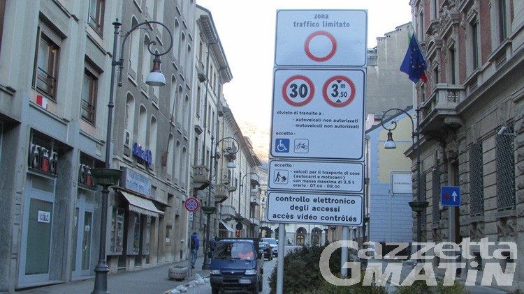 Ztl Aosta: 180 multe annullate, i permessi per disabili sono ancora validi Ztl Aosta: 180 multe annullate, i permessi per disabili sono ancora validi