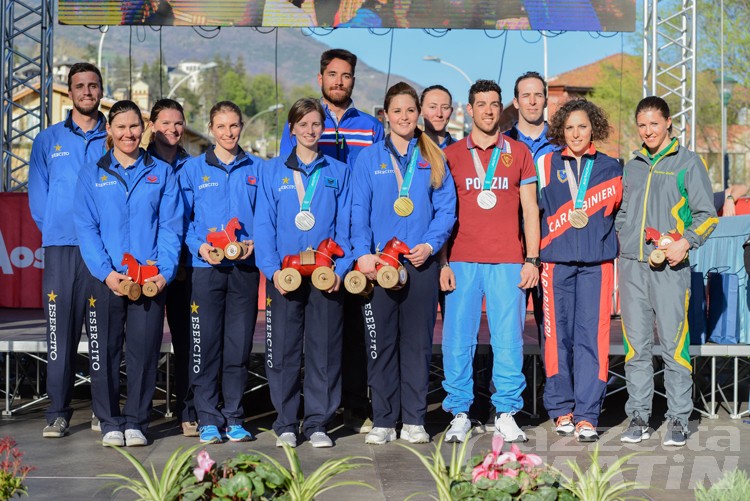 Aosta, folla di fan per gli olimpionici in sfilata Aosta, folla di fan per gli olimpionici in sfilata