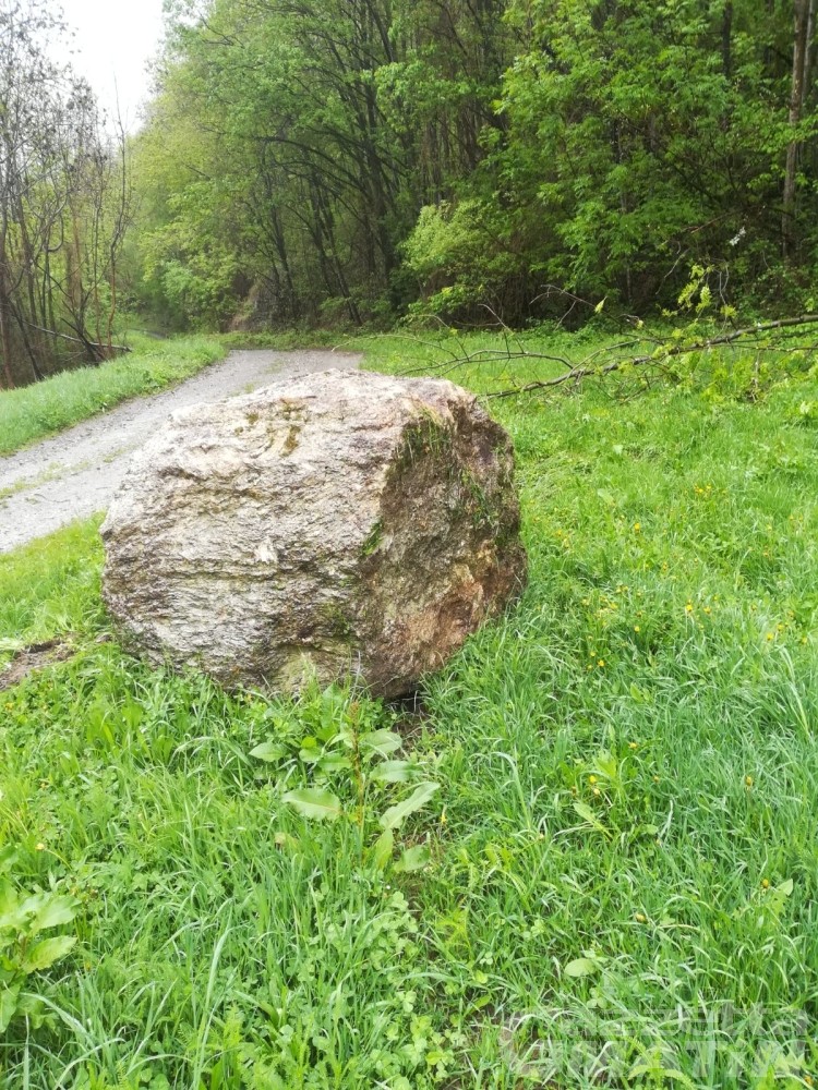 Maltempo: masso sulla strada, chiusa la Regionale di Roisan Maltempo: masso sulla strada, chiusa la Regionale di Roisan