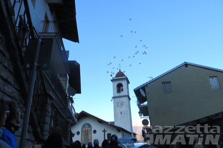 Tragedia di Aymavilles, palloncini bianchi al cielo per salutare gli angioletti Nissen e Vivien Tragedia di Aymavilles, palloncini bianchi al cielo per salutare gli angioletti Nissen e Vivien