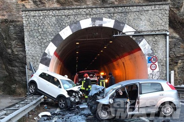 Avise, scontro frontale tra auto, due persone in ospedale Avise, scontro frontale tra auto, due persone in ospedale