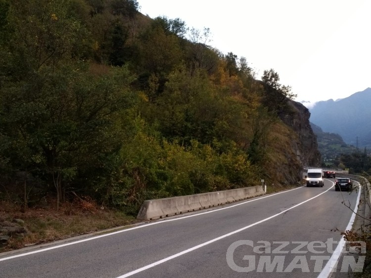 Vento ribalta mezzo pesante a Montjovet: riaperta la Statale 26 dopo le bonifiche Vento ribalta mezzo pesante a Montjovet: riaperta la Statale 26 dopo le bonifiche
