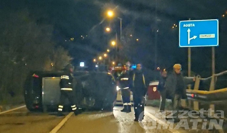 Chambave: auto ribaltata, donna in ospedale Chambave: auto ribaltata, donna in ospedale