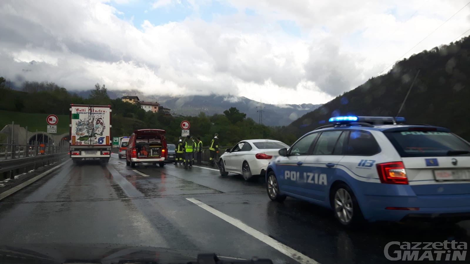 Incidente stradale sull’A5: due auto coinvolte Incidente stradale sull’A5: due auto coinvolte