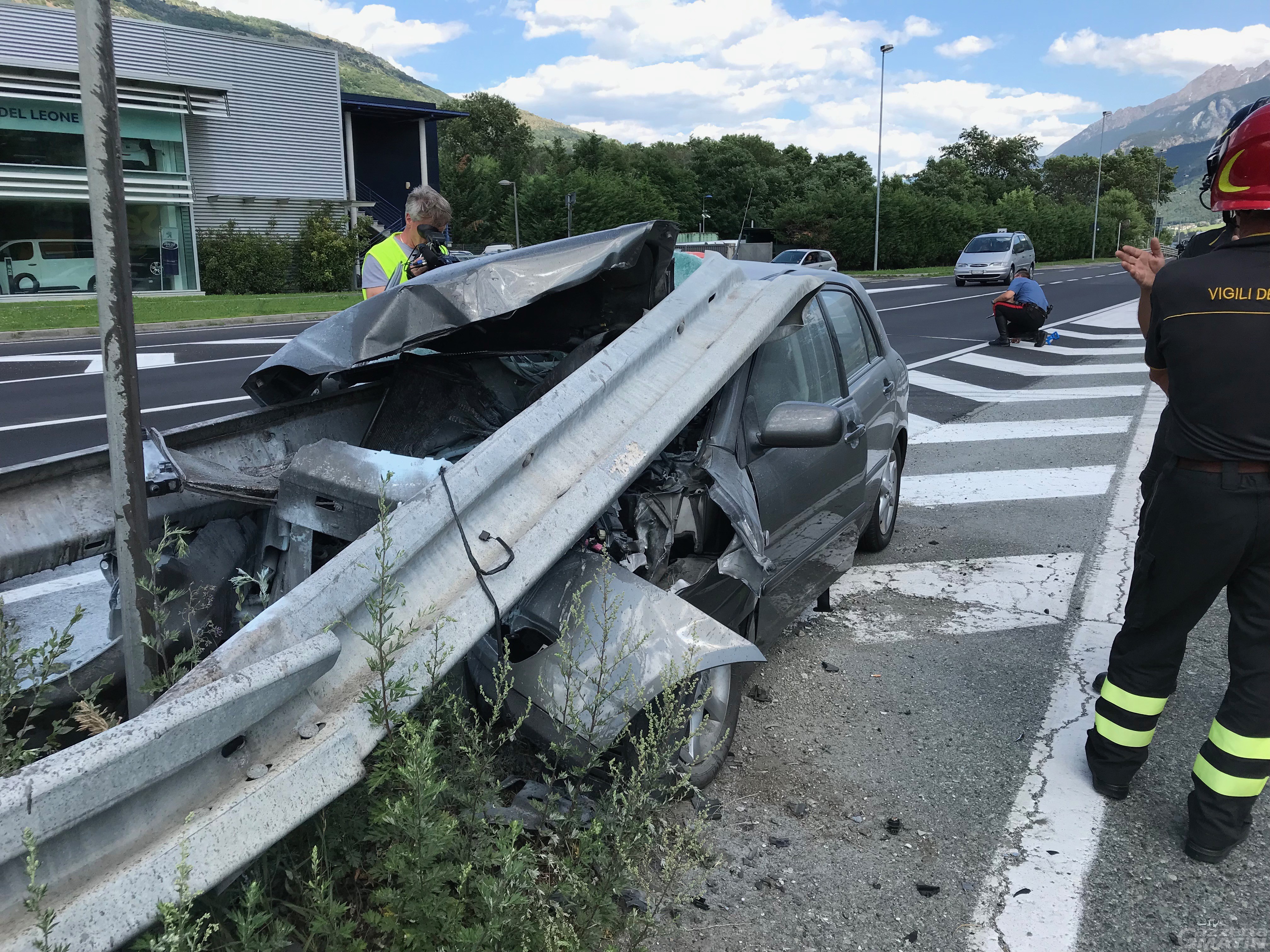 Auto si scontra frontalmente contro il guardrail sulla SS26: due persone in pronto soccorso Auto si scontra frontalmente contro il guardrail sulla SS26: due persone in pronto soccorso