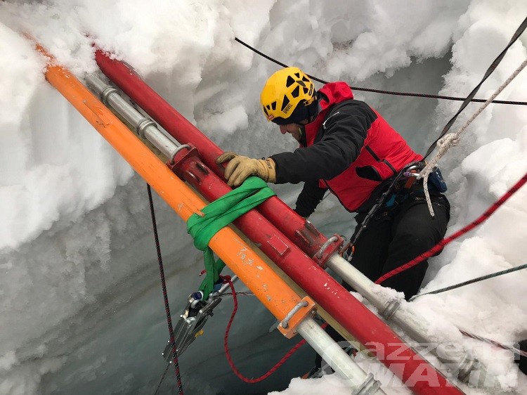 Alpinista caduto in un crepaccio, operazioni di ricerca in condizioni estreme (video) Alpinista caduto in un crepaccio, operazioni di ricerca in condizioni estreme (video)