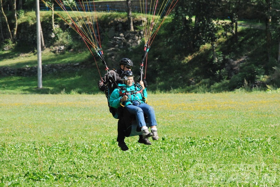Antey, il parapendio non ha età: nonna Paola in volo a 80 anni Antey, il parapendio non ha età: nonna Paola in volo a 80 anni