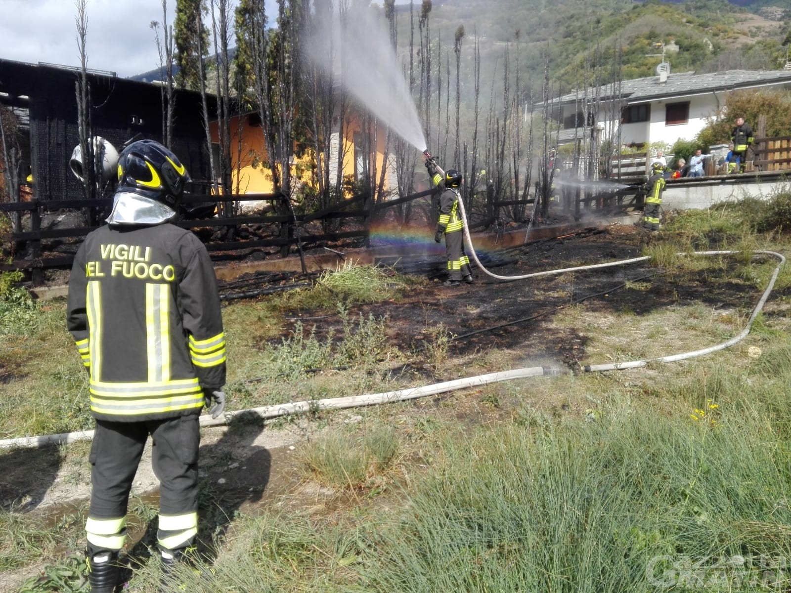 Quart, incendio minaccia un’abitazione: intervengono i Vigili del fuoco Quart, incendio minaccia un’abitazione: intervengono i Vigili del fuoco
