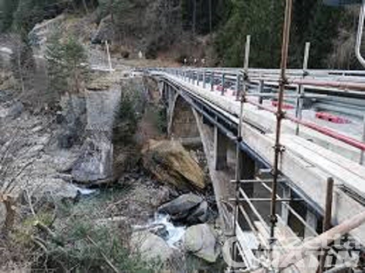 Nuovo ponte su Grand Eyvia, strada per Cogne chiusa parzialmente tre giorni Nuovo ponte su Grand Eyvia, strada per Cogne chiusa parzialmente tre giorni