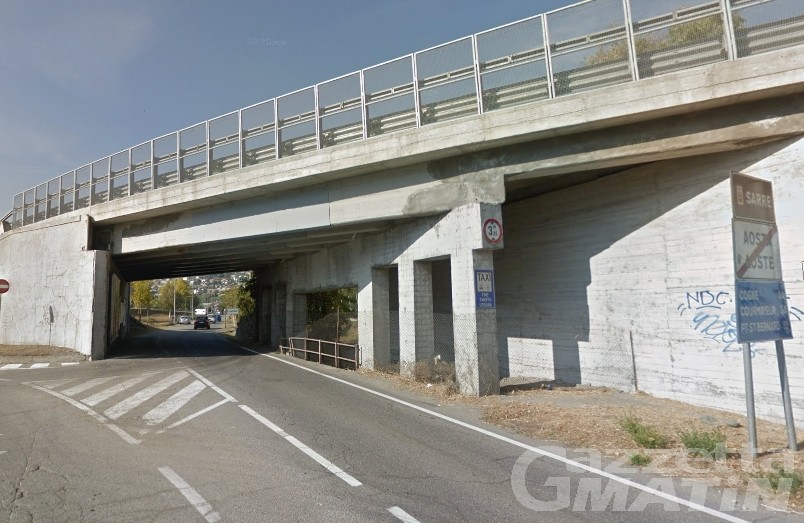 Escavatore trasportato da un camion urta viadotto: traffico in tilt a Sarre Escavatore trasportato da un camion urta viadotto: traffico in tilt a Sarre