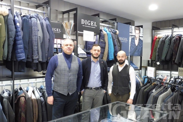 3 Commessi: ad Aosta eleganza e qualità per l’uomo con sconti dal 30% 3 Commessi: ad Aosta eleganza e qualità per l’uomo con sconti dal 30%