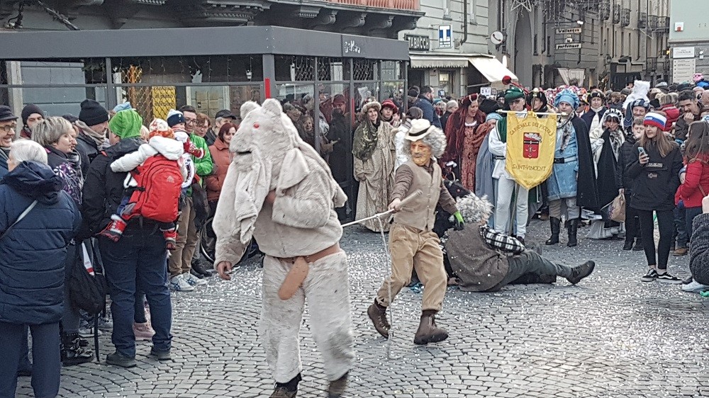 Aosta: migliaia di persone per il ritorno del Carnavals de Montagne Aosta: migliaia di persone per il ritorno del Carnavals de Montagne