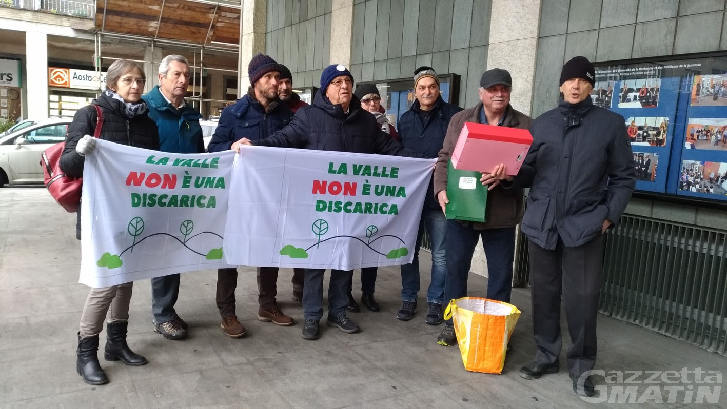 Discarica Chalamy: raccolte 13 mila firme per dire no alla realizzazione Discarica Chalamy: raccolte 13 mila firme per dire no alla realizzazione