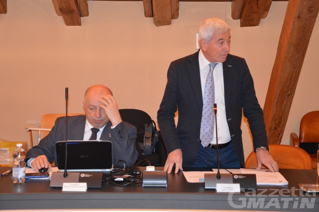 Consiglio Aosta: Ettore Viérin entra e spara subito sulla maggioranza Consiglio Aosta: Ettore Viérin entra e spara subito sulla maggioranza