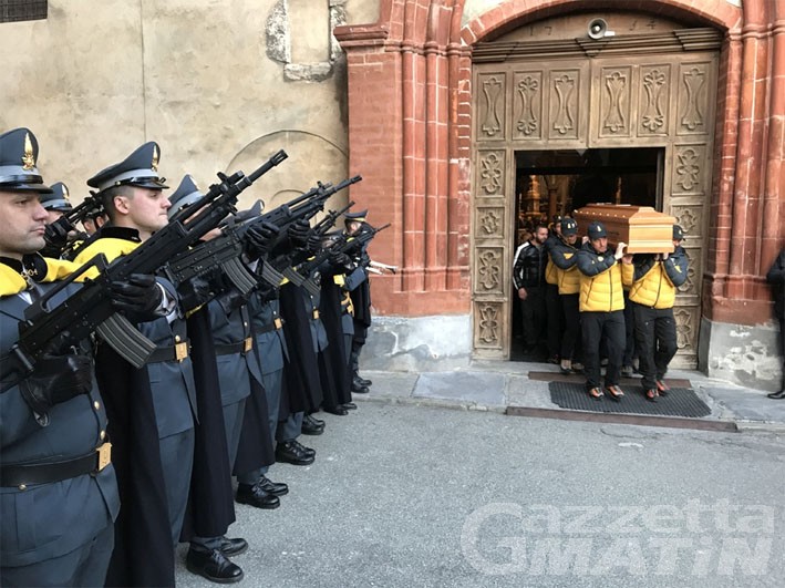 Aosta, un mare di divise e amici per l’ultimo saluto a Marco Musichini Aosta, un mare di divise e amici per l’ultimo saluto a Marco Musichini
