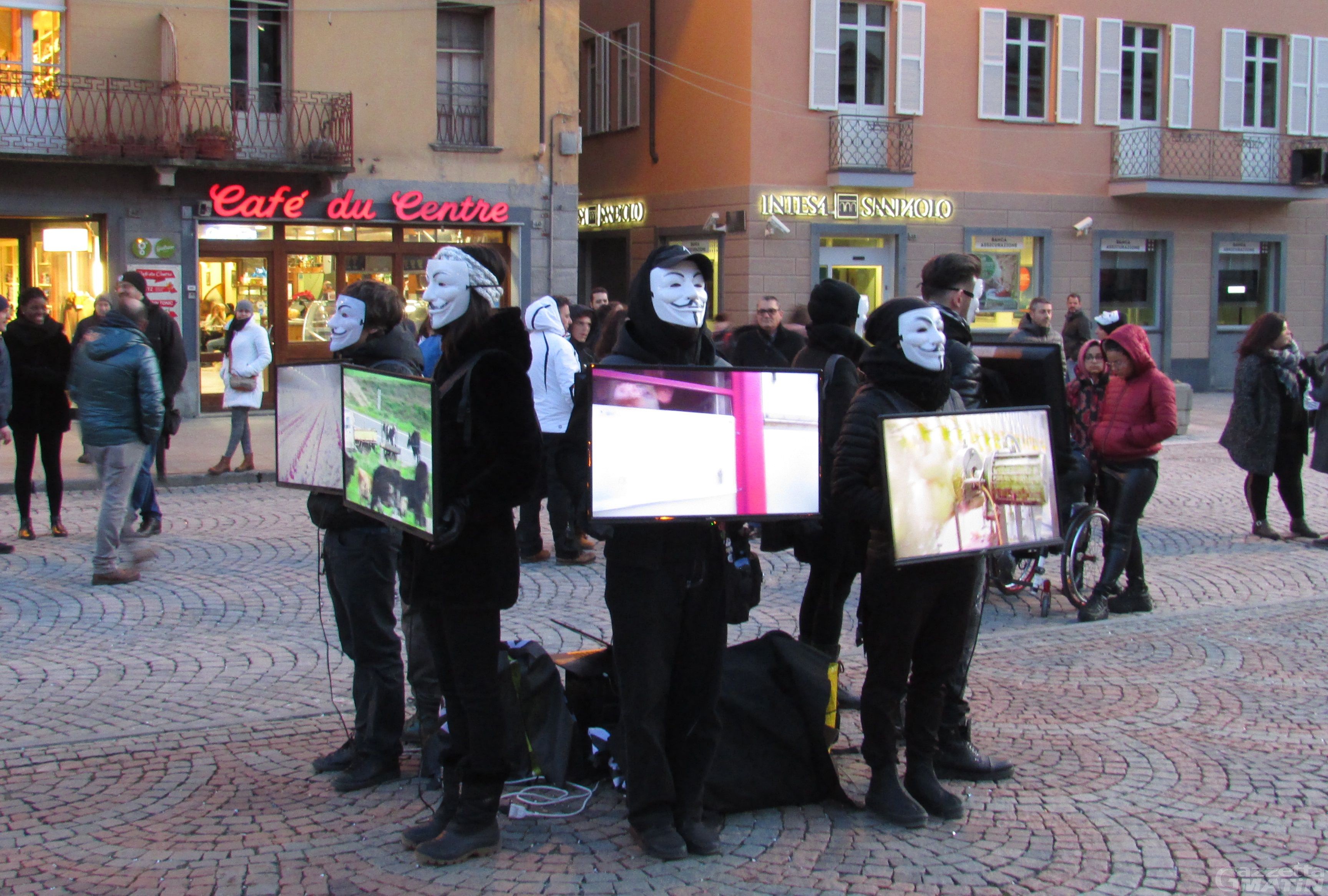 Anonymous for the Voiceless: il movimento attivista vegano in piazza ad Aosta Anonymous for the Voiceless: il movimento attivista vegano in piazza ad Aosta