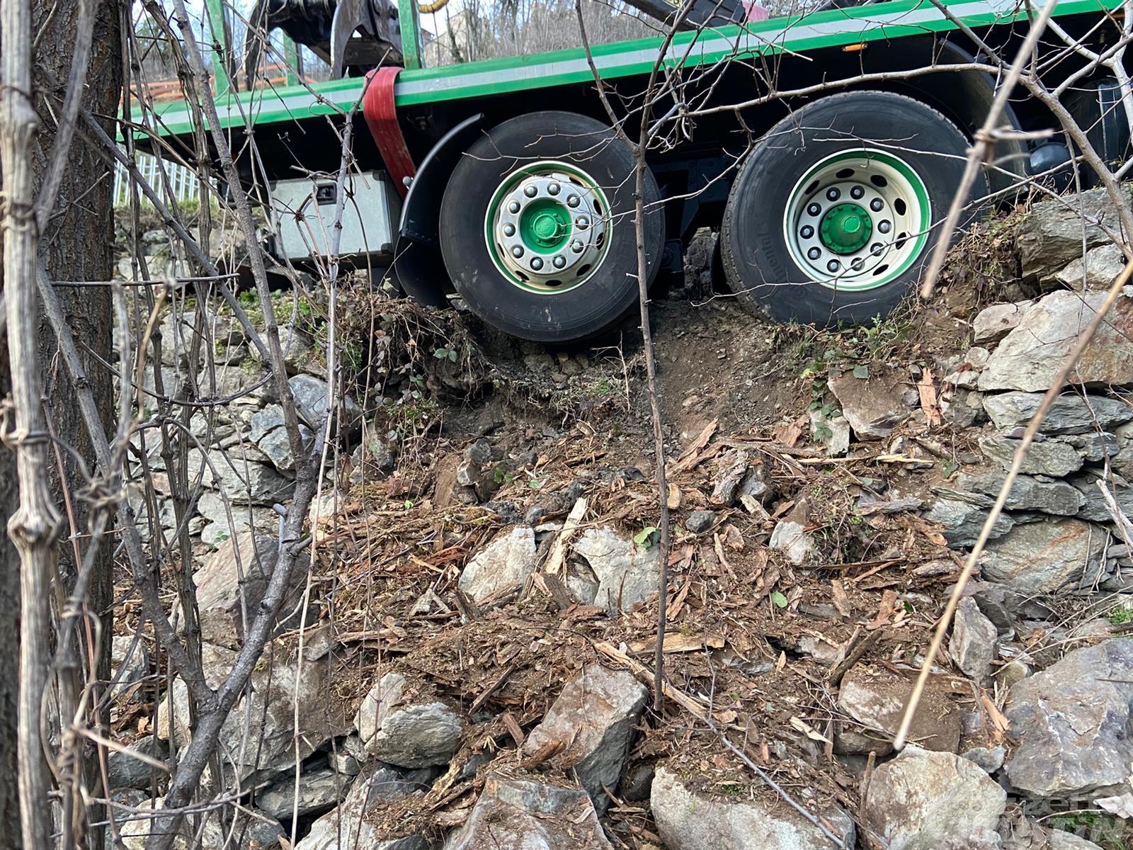 Quart, cede un muro e un camion rimane in bilico sul ciglio della strada Quart, cede un muro e un camion rimane in bilico sul ciglio della strada
