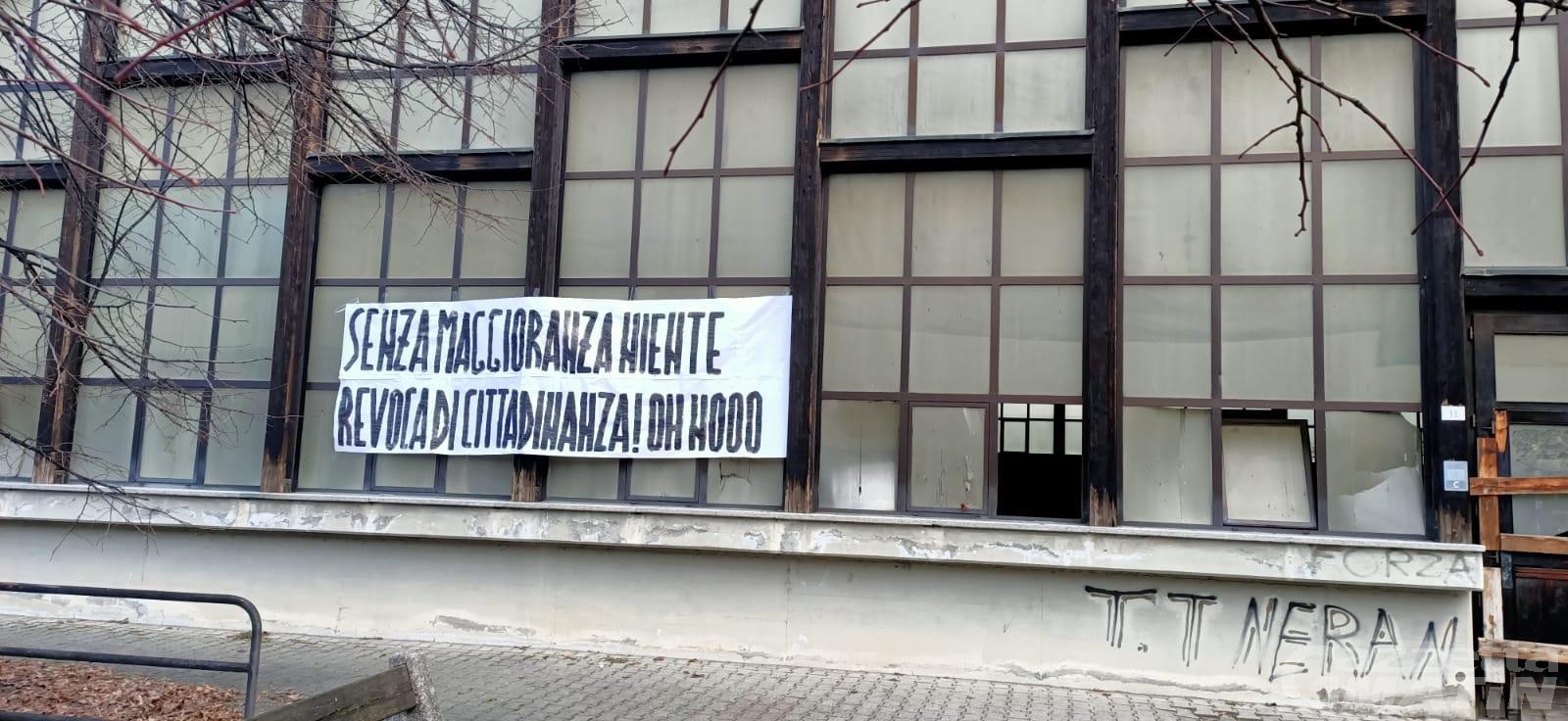 Saint-Vincent: uno striscione ironizza sulla mancata revoca di cittadinanza a Mussolini Saint-Vincent: uno striscione ironizza sulla mancata revoca di cittadinanza a Mussolini
