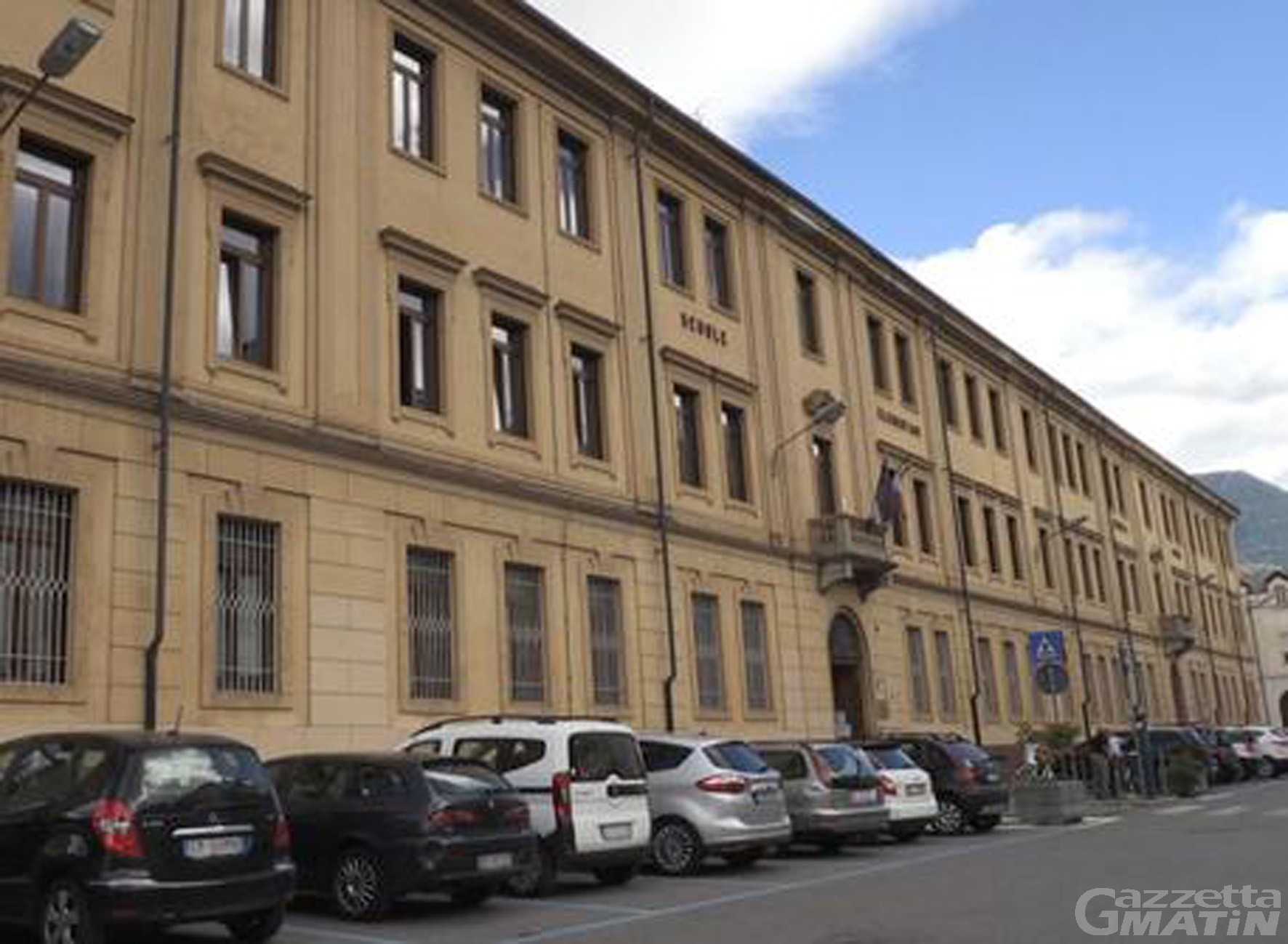 Aosta: 20 maestri rifiutano il tampone, studenti costretti tornare a casa. La Regione presenta esposto Aosta: 20 maestri rifiutano il tampone, studenti costretti tornare a casa. La Regione presenta esposto