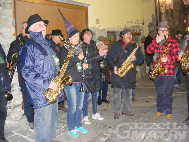 Donnas, stasera la veillà nel borgo: cibo, amicizia e musica in 22 cantine Donnas, stasera la veillà nel borgo: cibo, amicizia e musica in 22 cantine
