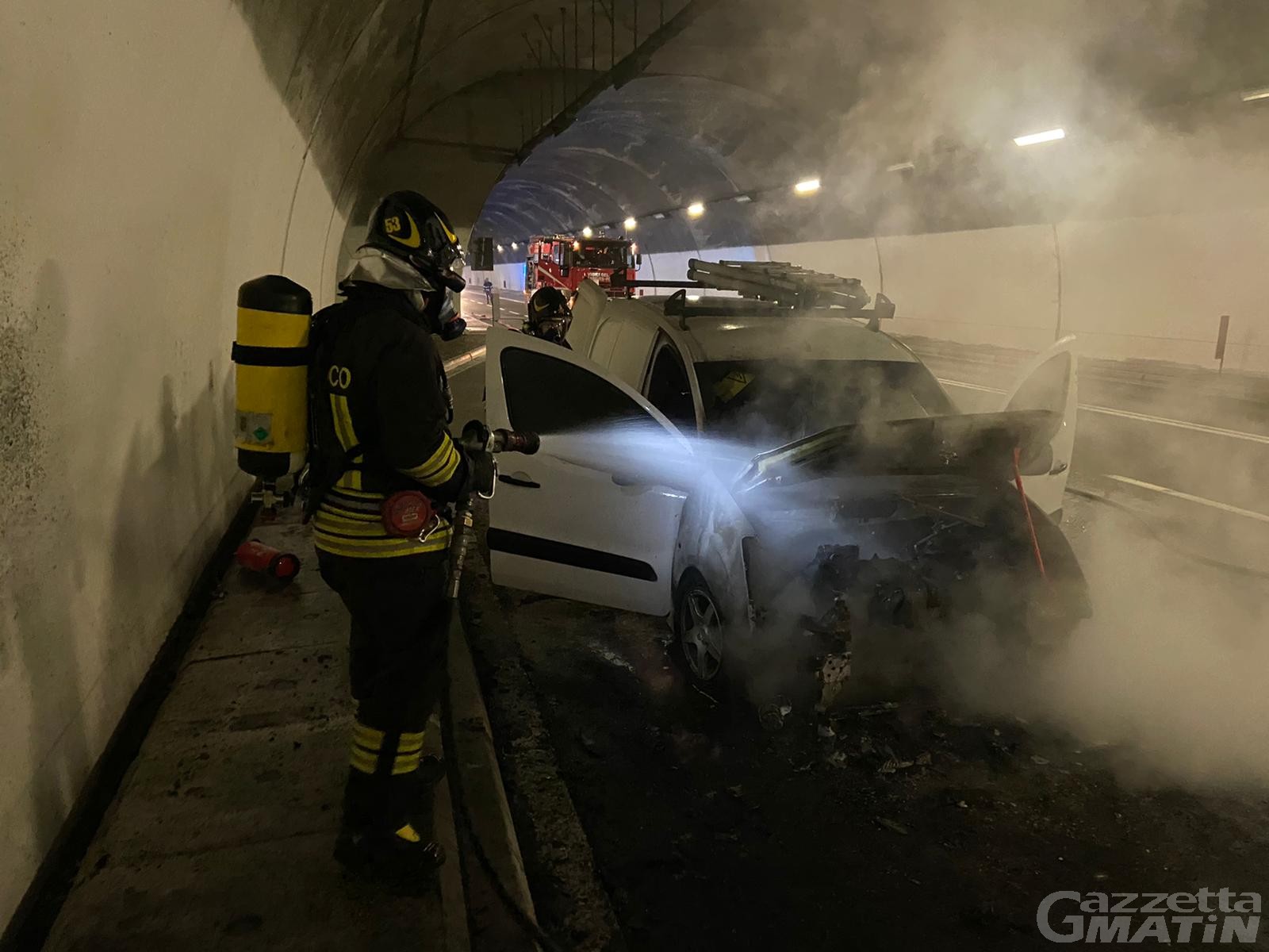 Saint-Christophe: auto in fiamme in galleria, incendio domato senza feriti Saint-Christophe: auto in fiamme in galleria, incendio domato senza feriti