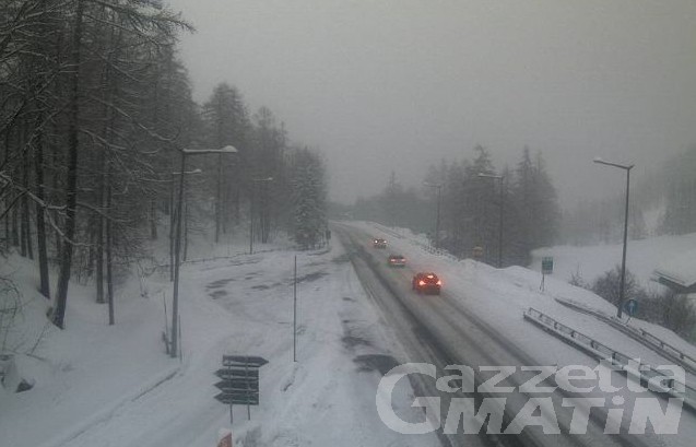 Neve: disagi sulla SS27, chiuso ai mezzi pesanti il Traforo del Gran San Bernardo Neve: disagi sulla SS27, chiuso ai mezzi pesanti il Traforo del Gran San Bernardo