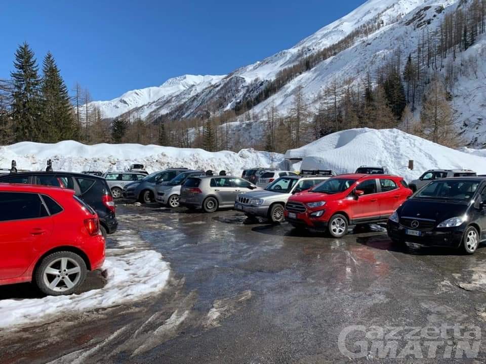 Coronavirus: #IORESTOACASA, ma in Valle tutti a prendere il sole. Scoppia la polemica Coronavirus: #IORESTOACASA, ma in Valle tutti a prendere il sole. Scoppia la polemica
