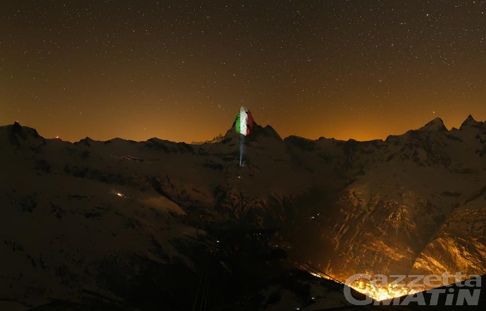 Solidarietà Coronavirus, Zermatt proietta la Bandiera italiana sul Cervino Solidarietà Coronavirus, Zermatt proietta la Bandiera italiana sul Cervino