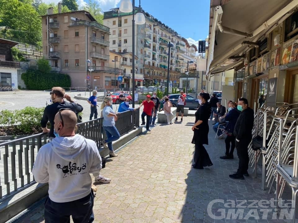 Saint-Vincent, rinvio apertura negozi, bar e ristoranti: esercenti e commercianti scendono in piazza «non ce la facciamo più» Saint-Vincent, rinvio apertura negozi, bar e ristoranti: esercenti e commercianti scendono in piazza «non ce la facciamo più»