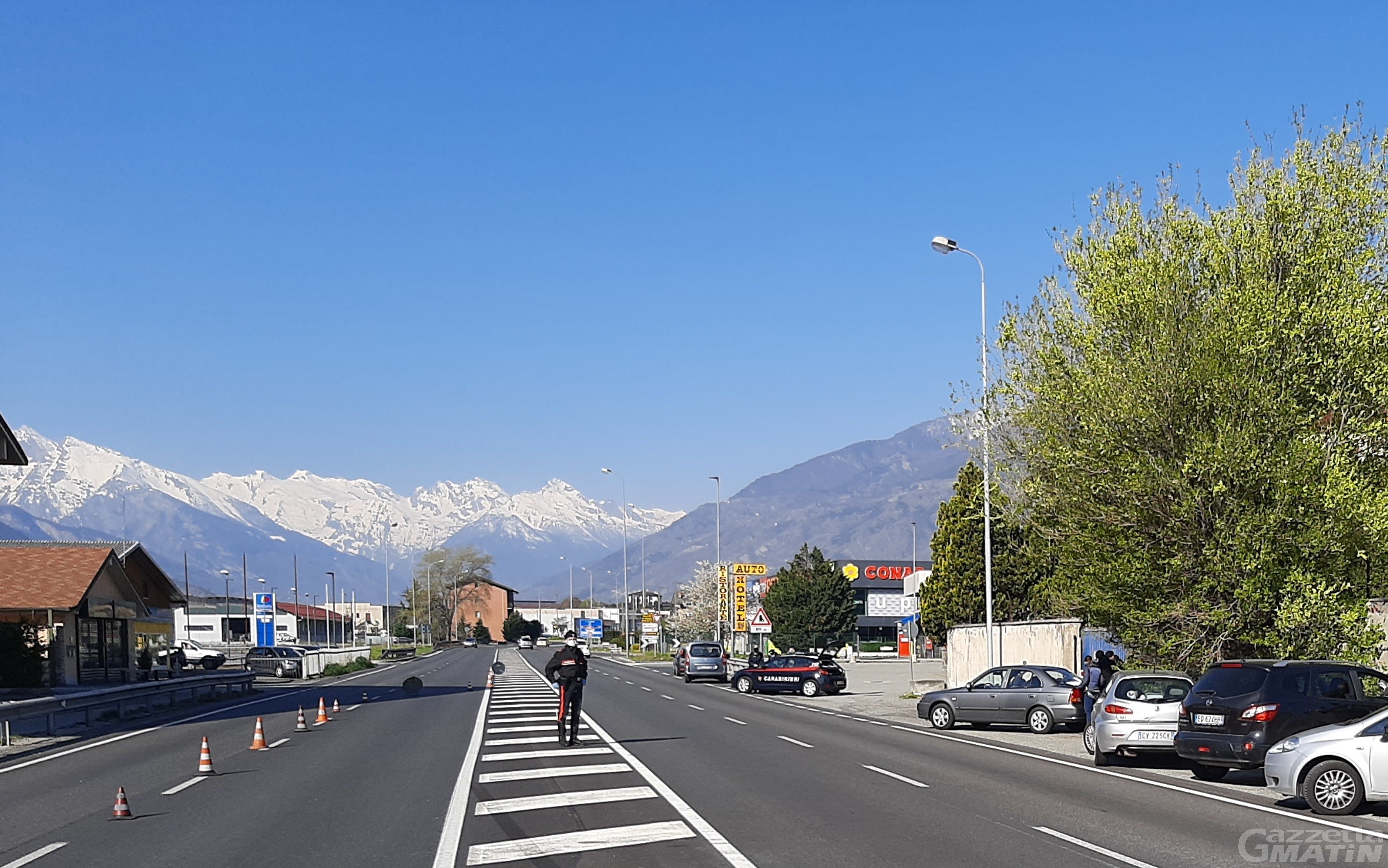 Coronavirus, carabinieri Aosta: 400 controlli (350 auto) e 17 sanzioni Coronavirus, carabinieri Aosta: 400 controlli (350 auto) e 17 sanzioni