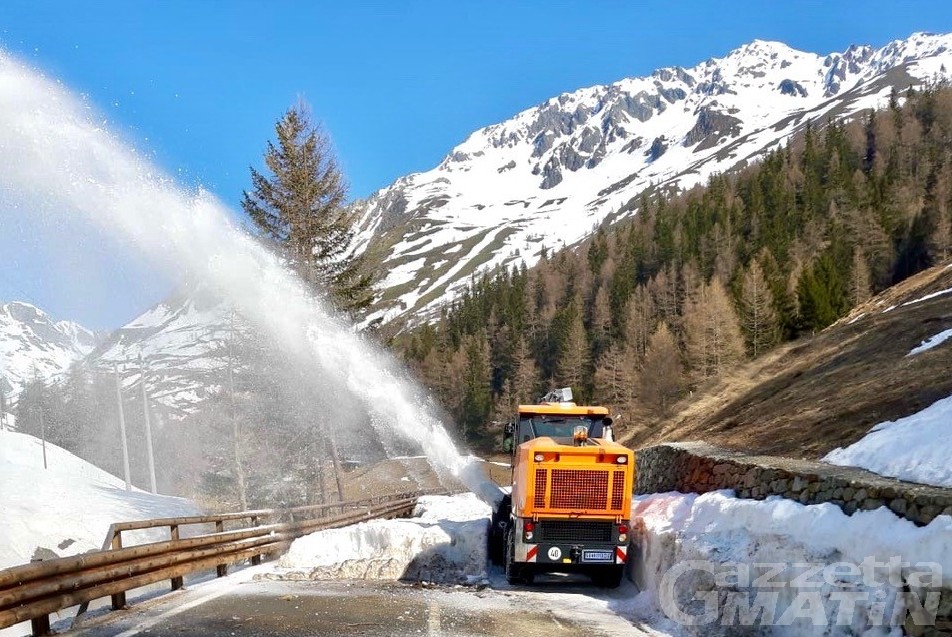 Viabilità: frontiere chiuse al turismo ma l’Anas avvia lo sgombero dei valichi con Francia e Svizzera Viabilità: frontiere chiuse al turismo ma l’Anas avvia lo sgombero dei valichi con Francia e Svizzera