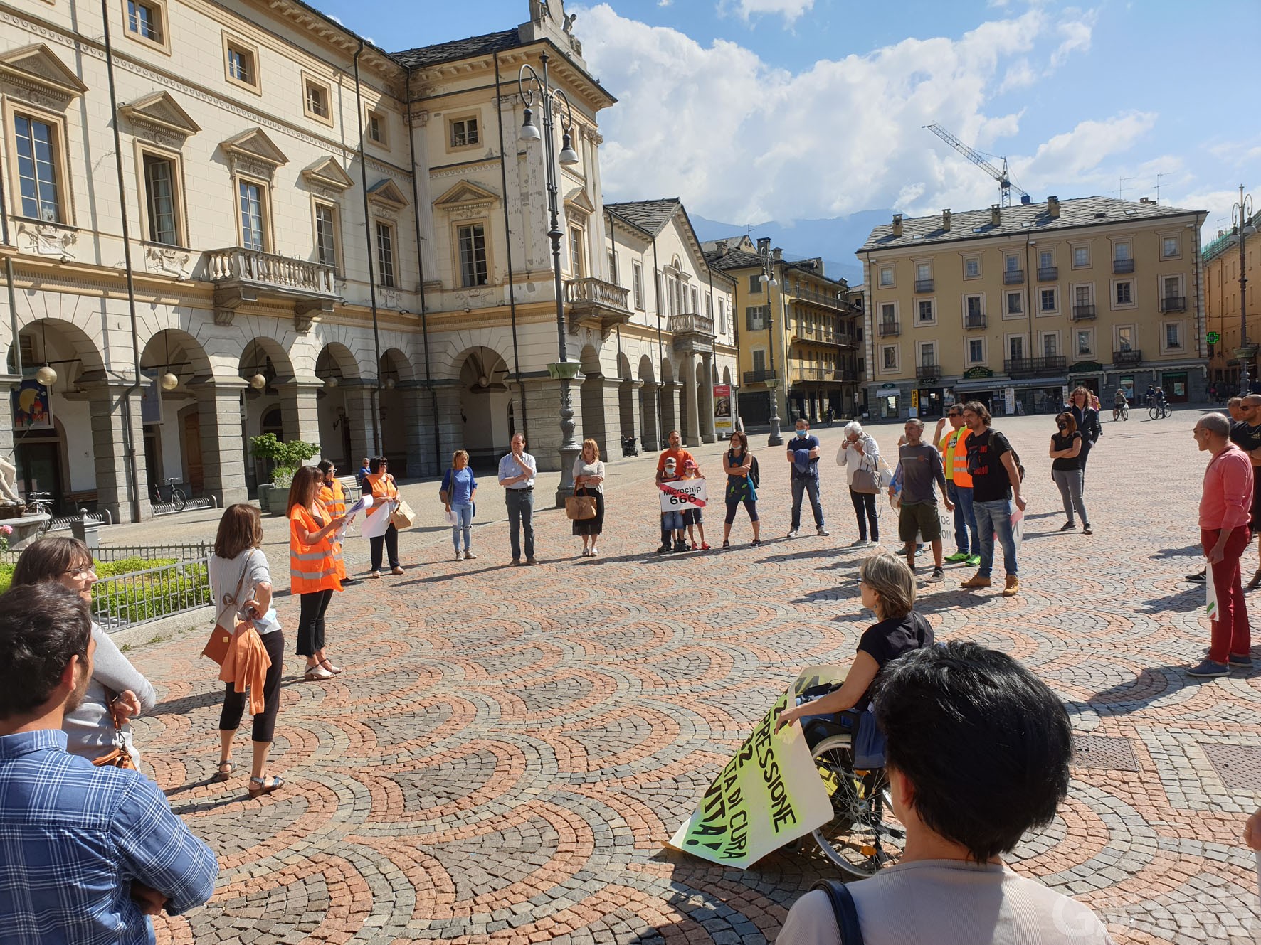 Gilet arancioni: raccolta firme contro il governo Conte «abusivo» Gilet arancioni: raccolta firme contro il governo Conte «abusivo»