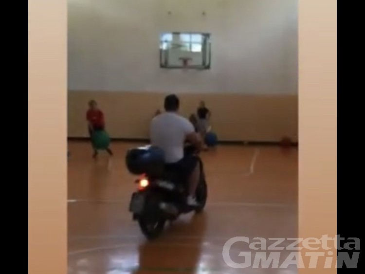 Sarre, vandali entrano in motorino nella palestra (chiusa) delle scuole di Montan: denunciati Sarre, vandali entrano in motorino nella palestra (chiusa) delle scuole di Montan: denunciati