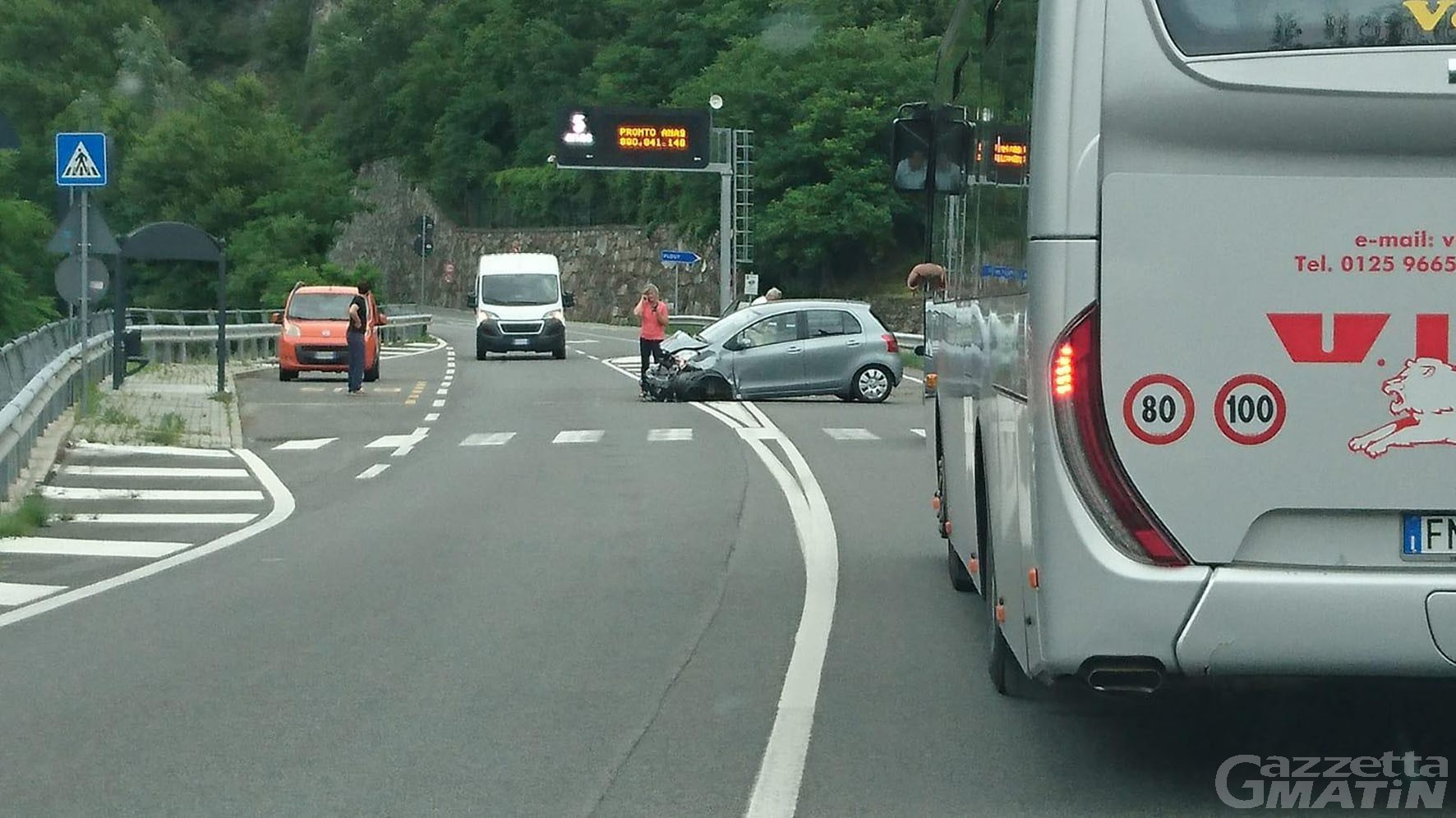 Incidente stradale a Verrès: auto distrutta, illeso il conducente Incidente stradale a Verrès: auto distrutta, illeso il conducente
