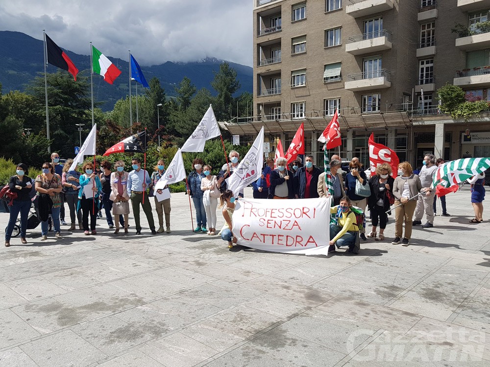 Comitato “Priorità alla scuola”: insegnanti e studenti in piazza anche ad Aosta Comitato “Priorità alla scuola”: insegnanti e studenti in piazza anche ad Aosta