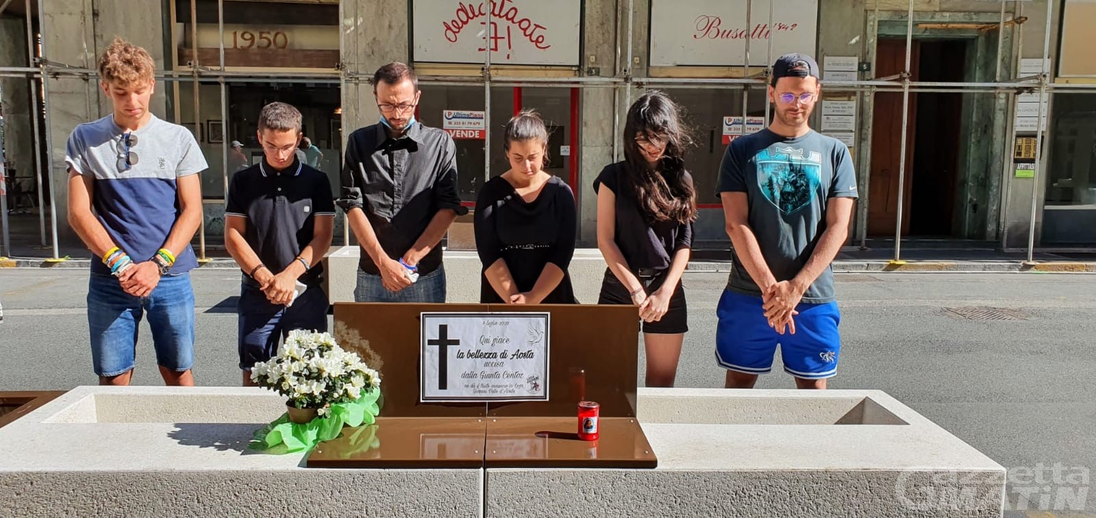 Aosta, la Lega Giovani contro le panchine di via Losanna, la replica di Centoz: «Un flash mob in questo momento è ridicolo» Aosta, la Lega Giovani contro le panchine di via Losanna, la replica di Centoz: «Un flash mob in questo momento è ridicolo»