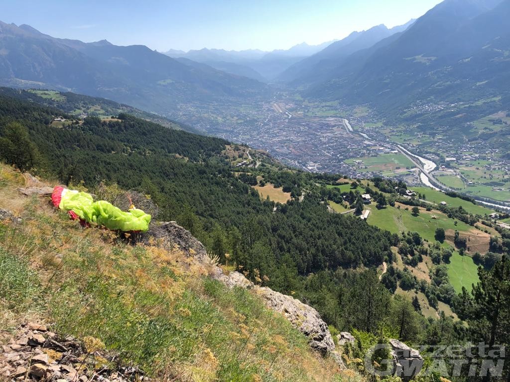 Precipita con il parapendio a Ville sur Sarre: valdostano in rianimazione Precipita con il parapendio a Ville sur Sarre: valdostano in rianimazione