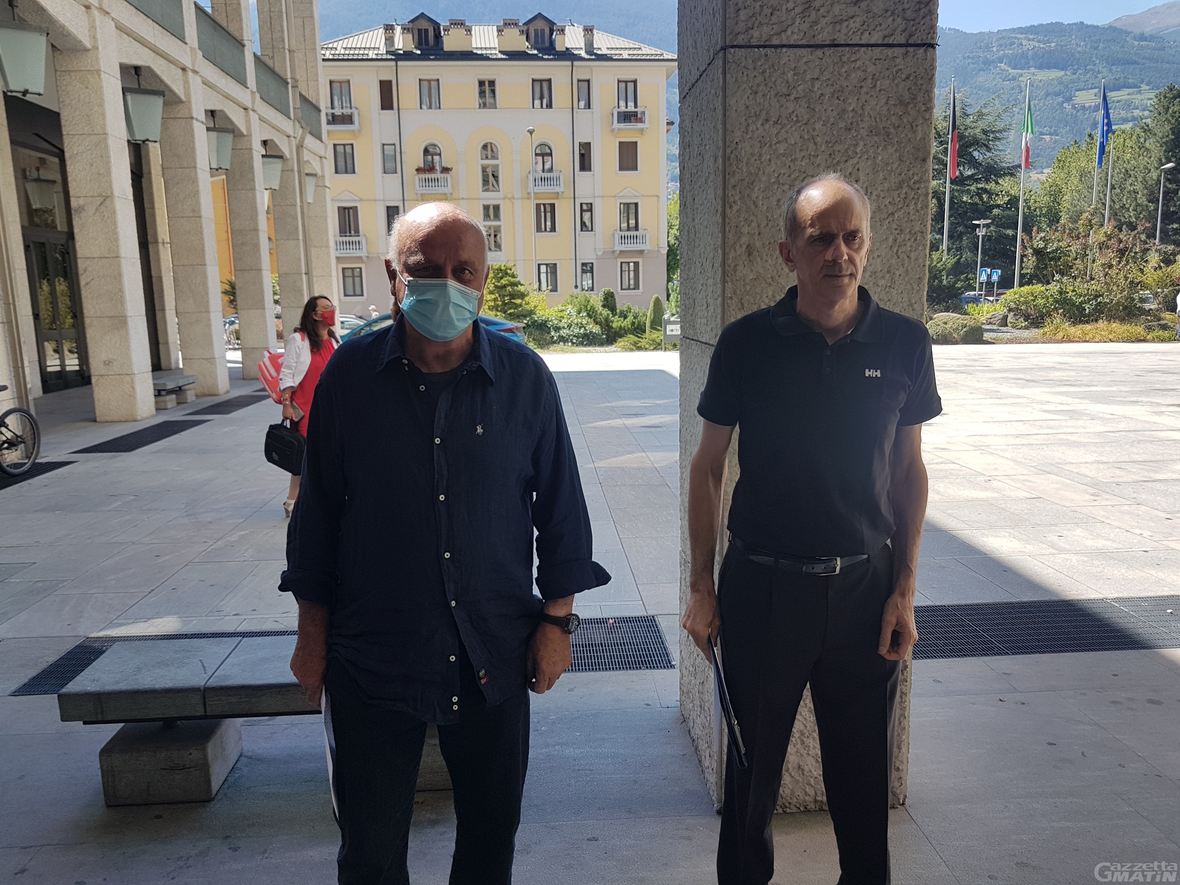 Rifiuti: contro la discarica di Chalamy 13.200 firme e ricorso al Tar Rifiuti: contro la discarica di Chalamy 13.200 firme e ricorso al Tar