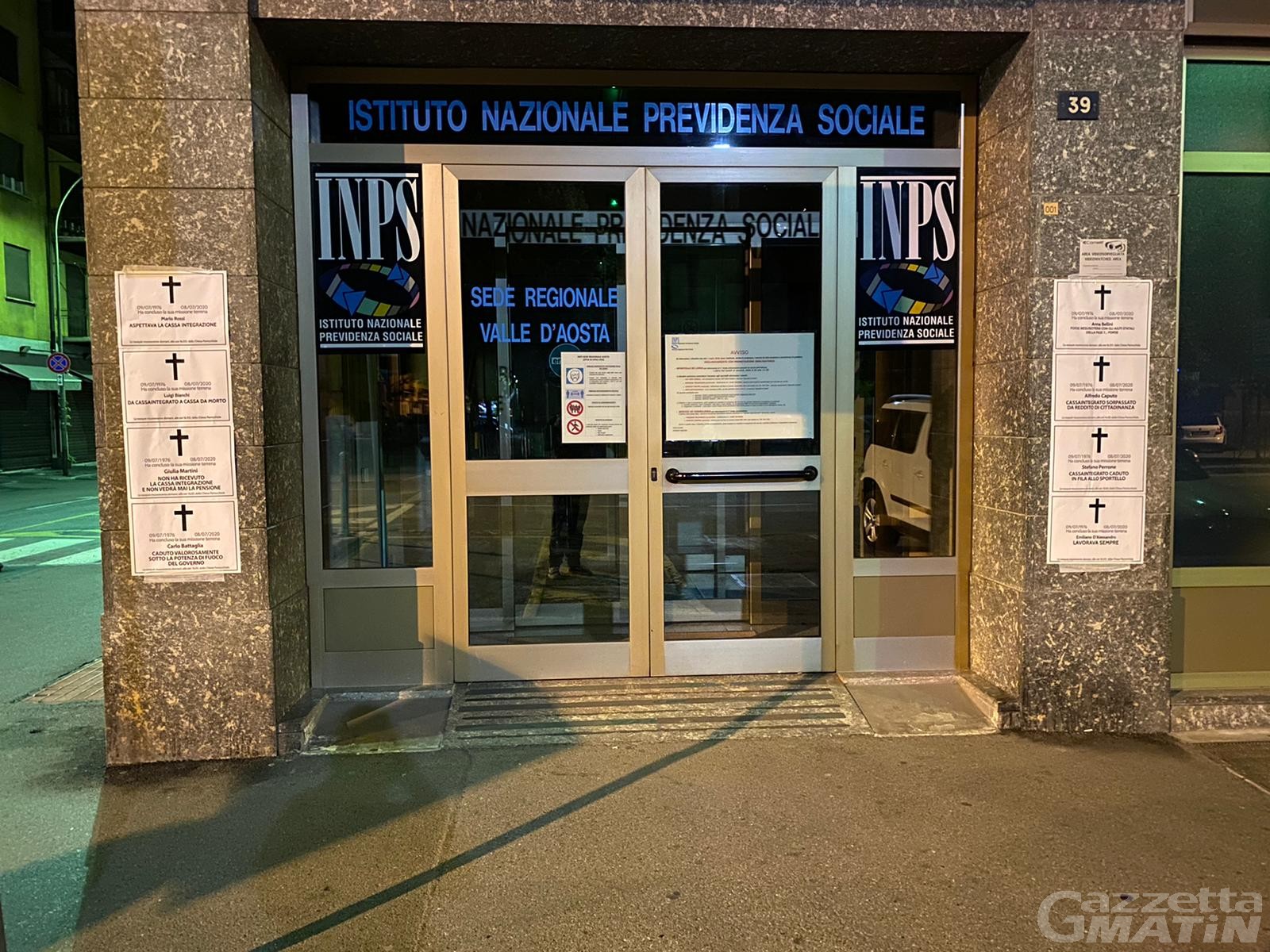 Epigrafi davanti alla sede dell’INPS: Casapound denuncia i ritardi nel pagamento della cassa integrazione Epigrafi davanti alla sede dell’INPS: Casapound denuncia i ritardi nel pagamento della cassa integrazione