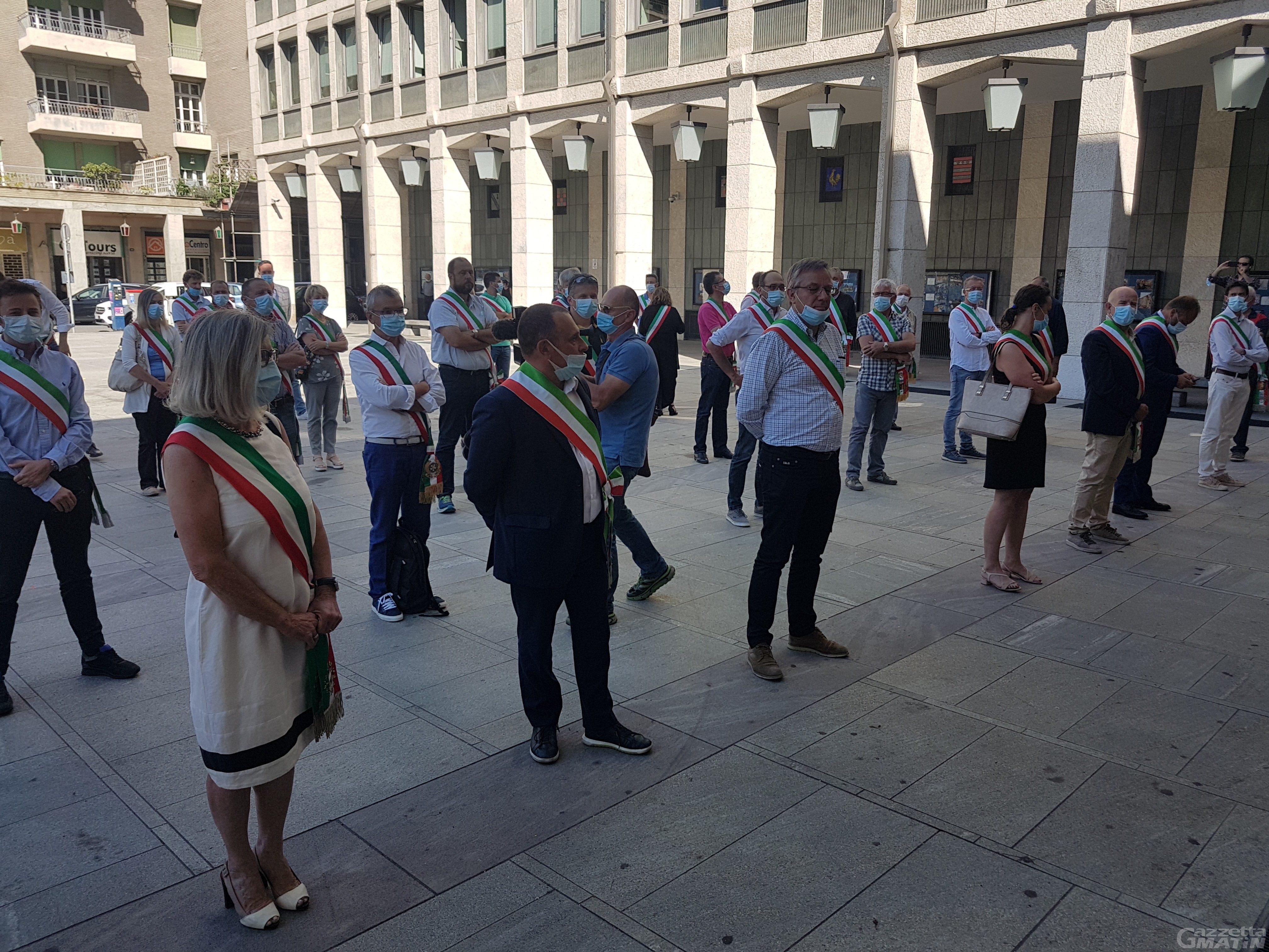 Legge misure anti crisi, la protesta dei sindaci in piazza: tornare in Consiglio per modificare l’articolo 17 Legge misure anti crisi, la protesta dei sindaci in piazza: tornare in Consiglio per modificare l’articolo 17